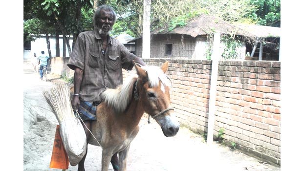 Shahar Ali sells hand fan, besom for his horse’s fodder