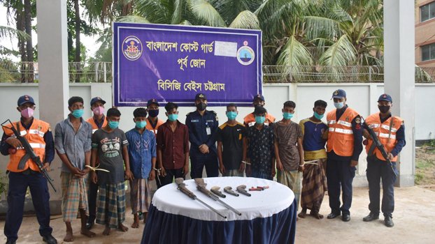 Coast Guard detains 8 armed robbers