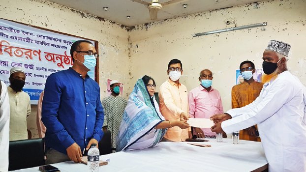 Imams, Muazzins get PM’s financial aid in Sunamganj