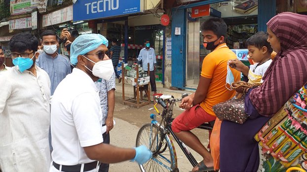 Masks distributed among pedestrians in Nabinagar