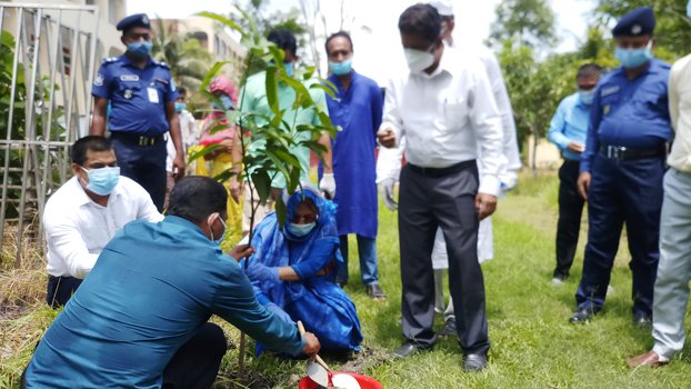 Parveen Haque Sikder distributes relief items