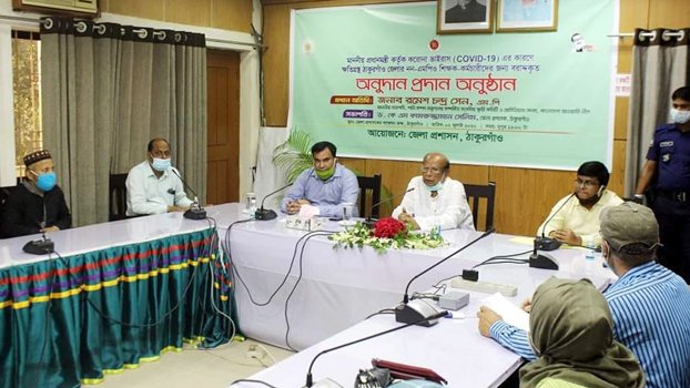 Govt provides Tk 70 lakh grant to 1,500 non-MPO teachers in Thakurgaon