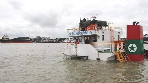 Cargo lighter ship  sinks in Karnafuli