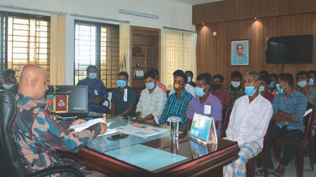 18 smugglers pledge to give up crimes