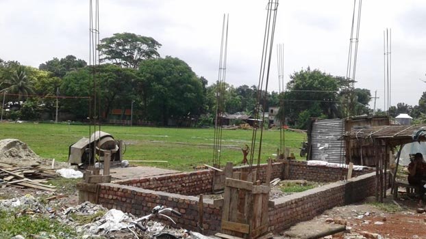 Local admin halts construction  of market on school playground 