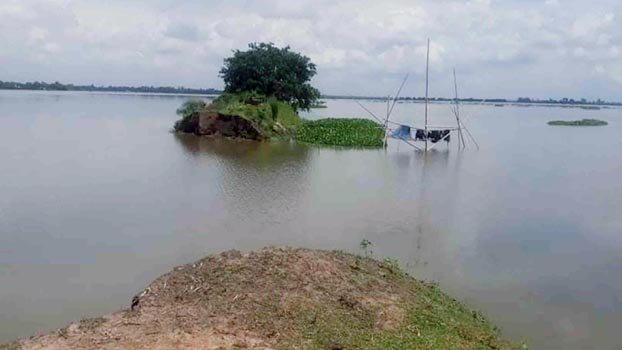 Thousands marooned as influentials breach embankment in Manda