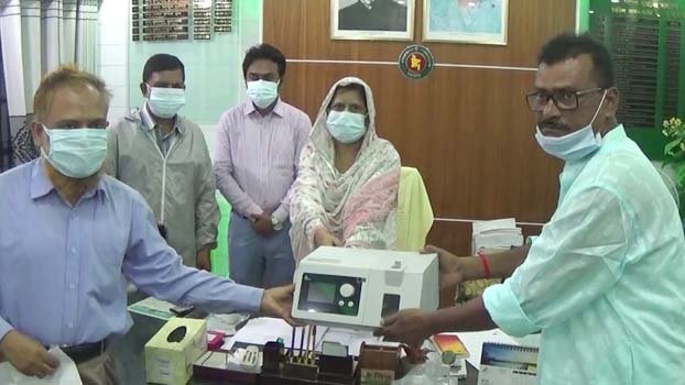 Jhenaidah MP donates  Nasal cannula