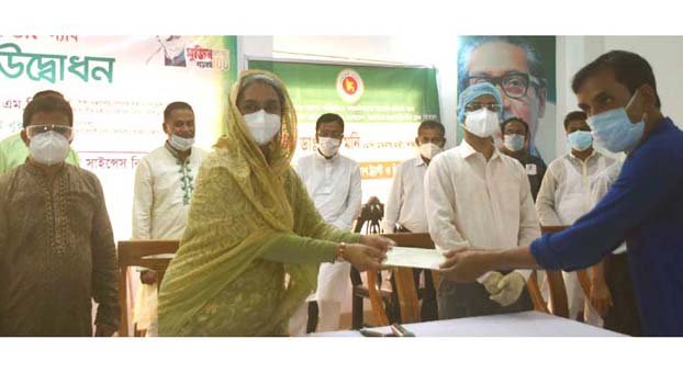 Dipu Moni distributes PM’s incentive cheques among journos