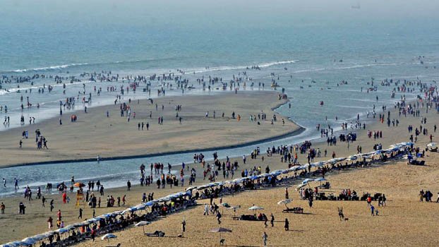 People throng tourist spots during Eid holidays