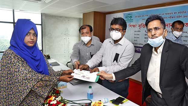 85 students get scholarship