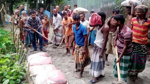 Villagers repair road in Santhia voluntarily