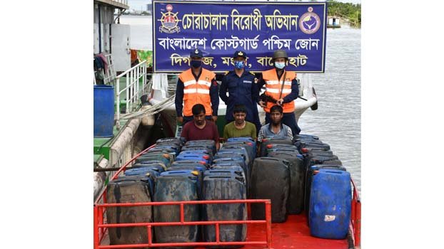 3 smugglers held with lube oil 