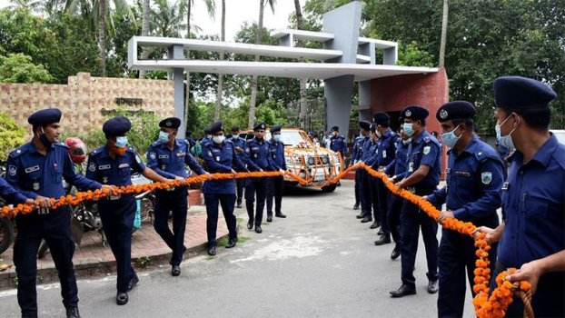 Emotional farewell by pulling  DIG’s car with floral ropes