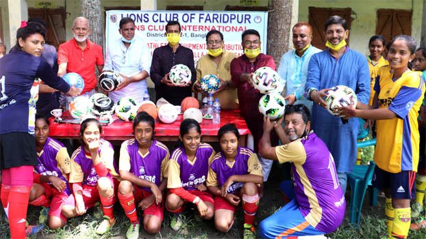 Female footballers get sports equipment 