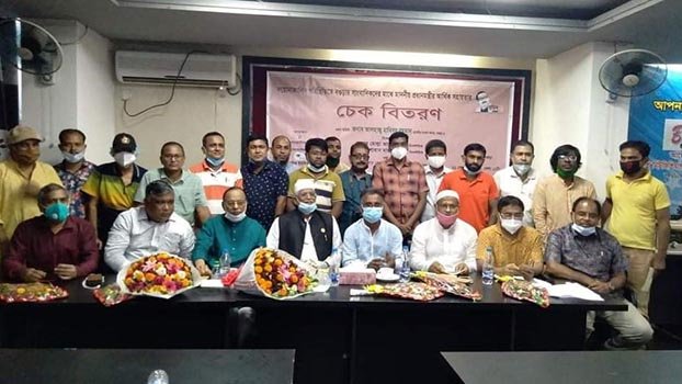 Bogura journos get PM’s aid cheques