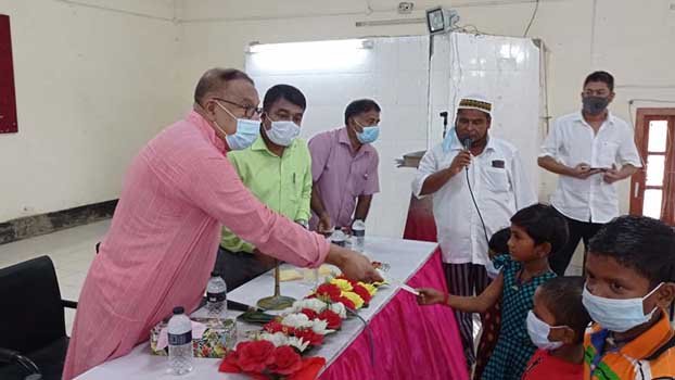 Ethnic students get scholarship, bicycles from PM 