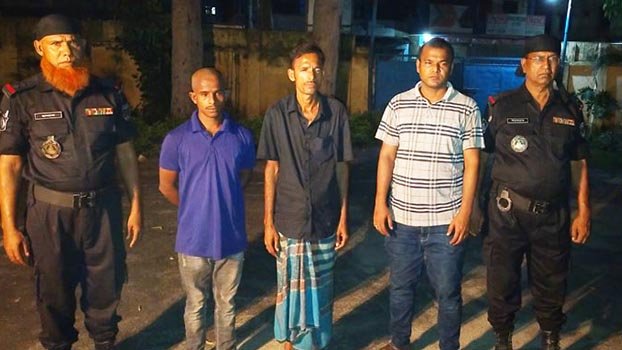3 arrested   with liquor