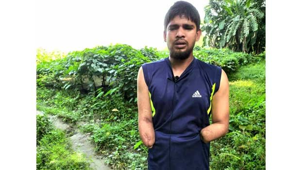 Farhad lives miserable life by losing both hands