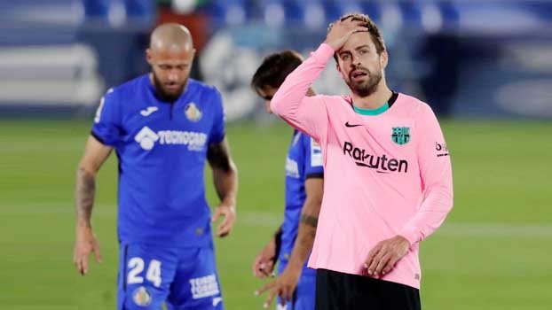Barcelona held by 10-man Alaves