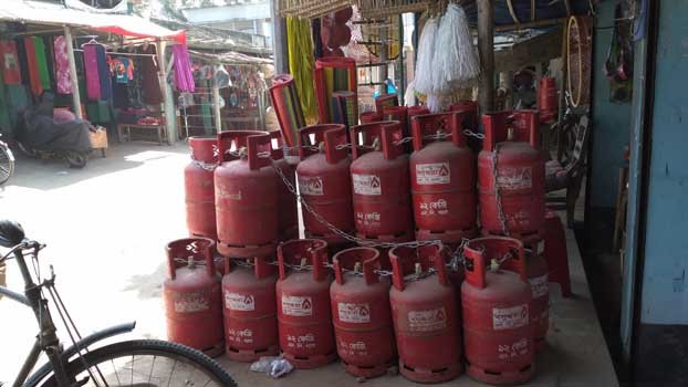 Gas cylinders sell random risking people’s lives in Satkhira