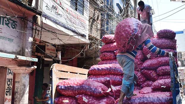 Onion price drops in Ctg
