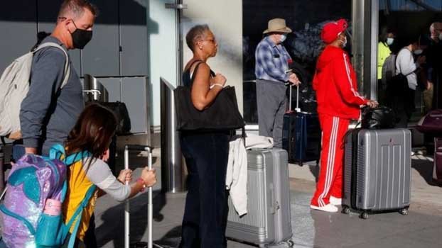 Millions travel forThanksgiving despite virus warnings