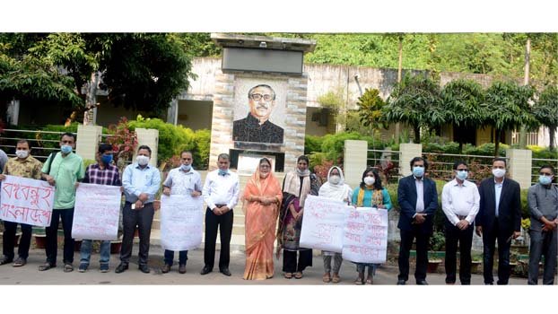Vandalism of Bangabandhu sculpture protested at JU, CU