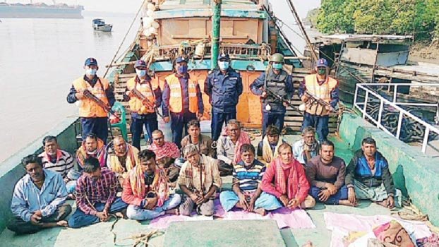 16 Indian fishermen held with trawler 