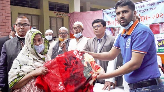 Cold-hit destitute get blankets in Narail
