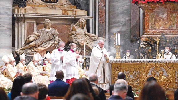 Pope urges countries to strive for peace