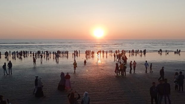 Millions of visitors flock to beach ignoring health rules