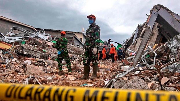 Indonesian teams find more  bodies, clear roads after quake