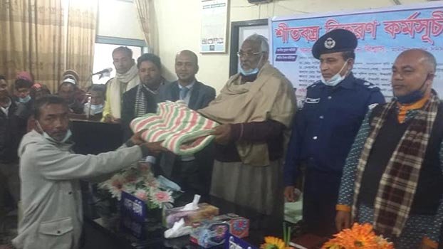 300 poor people get blankets in Ishwardi
