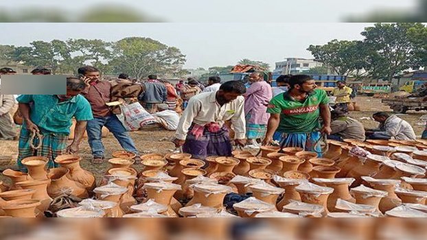 Sarojganj markets glutted with jaggery