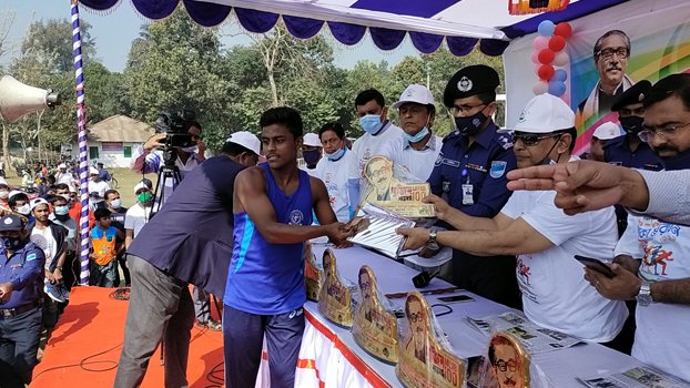 Cricketer Amin champion in  5-km marathon at Rajbari