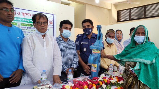 Over 100 poor families get tube wells in Jibannagar