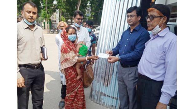 Jhenaidah DC distributes cheques, relief items among farmers