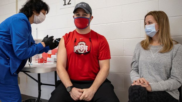 More than a dozen American states to open vaccines to all adults