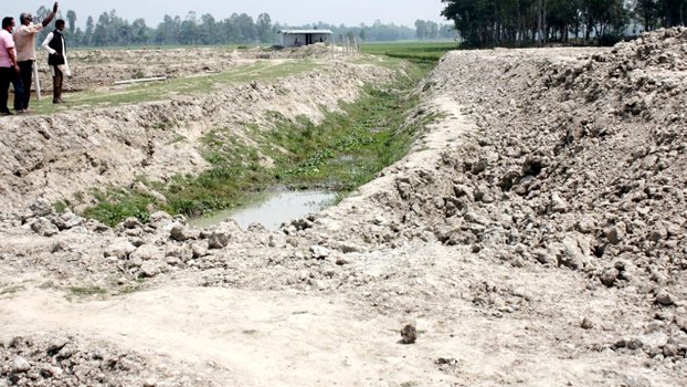 Naogaon farmers demand change in culvert construction site
