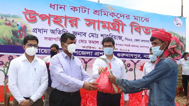 Natore DC distributes foods among farm workers