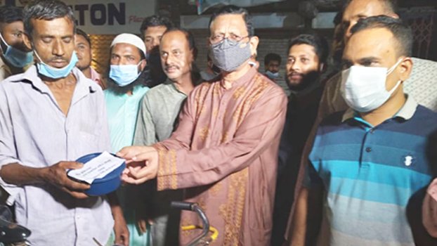 CCC mayor distributes Sehri food among poor people
