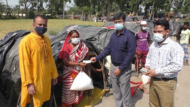 Jhenaidah DC distributes PM’s gift among gypsy community