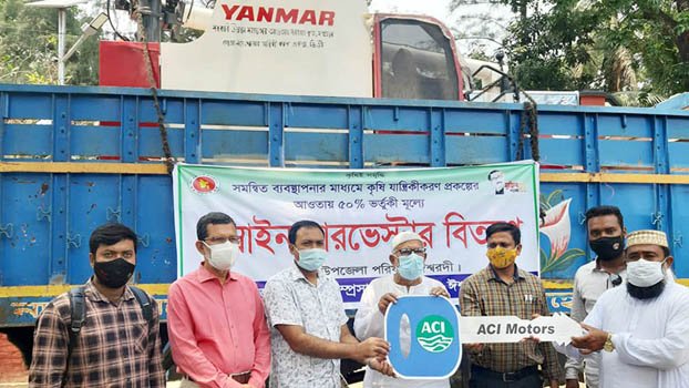 Ishwardi farmer gets combine harvester at half price