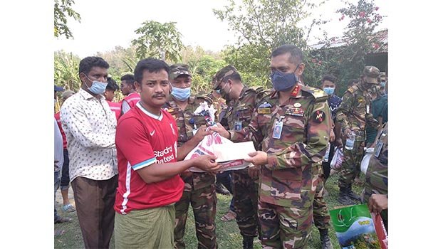 Army provides relief to fire victims in Bandarban