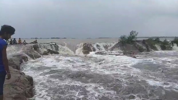 27 unions in Satkhira flooded for breach of embankment