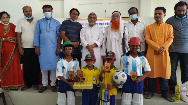 4 little heroes repair railway side ditch in Chatmohar