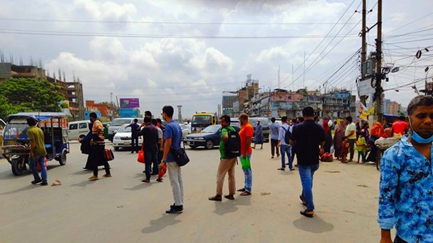 Police enforce strict lockdown, passengers in despair