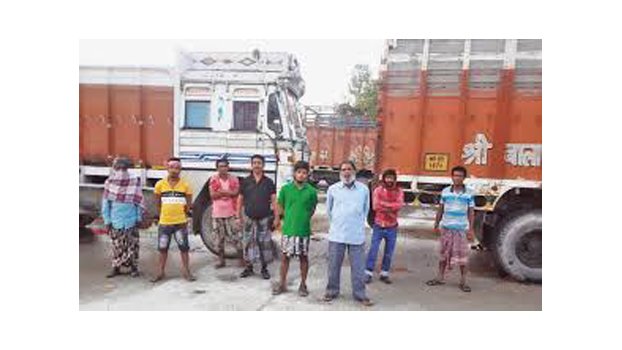 Indian truck drivers stuck at Benapole for lockdown