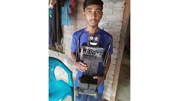 Jhenaidah schoolboy builds robot