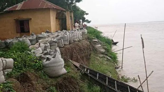 Padma water level rises  riskily, flood feared